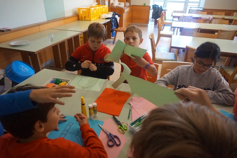 Kinder basteln in der Jungschar