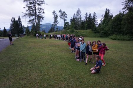Kinder spielen ein Kennenlernspiel im Freien